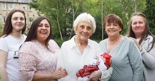 Une mère de 8 enfants avec 90 petits-enfants dispose de la seule famille britannique qui compte 6 générations vivantes à ce jour.