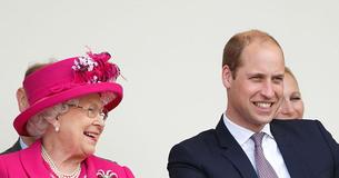 Queen Elizabeth II wird von Prince William und Princess Anne während der königlichen Tour durch Schottland begleitet