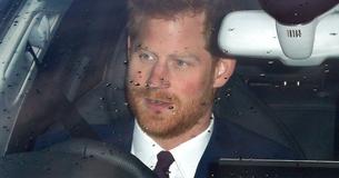 Prince Harry wird am Flughafen Los Angeles fotografiert, als er in einen Flieger nach London steigt