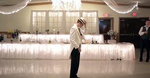 Un marié vole la vedette avec ses mouvements de danse sur « Smooth Criminal »
