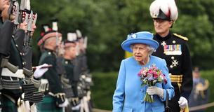 Queen Elizabeth und Prince William werden in Schottland mit der alten Schlüsselzeremonie willkommen geheißen