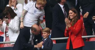 Prinz George ist das Mini-Me von Prinz William in passendem Anzug und Krawatte bei seinem ersten England-Spiel