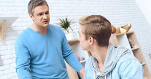 Vader vraagt of hij ongelijk heeft om zijn zoon en zwangere vriendin uit het huis te zetten nadat zoon hem toont dat hij zijn 'echte vader' verkiest