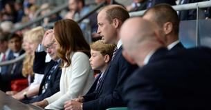 Kate Middleton umarmt Sohn Prinz George - eine selten, öffentlich gezeigte Zuneigung der Royals und die Fans lieben es