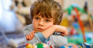 Moeder geeft toe dat ze haar dochter de toestemming gaf om een jongen met autisme uit te sluiten van een verjaardagsfeestje ondanks dat ze de rest van de klas wel had uitgenodigd
