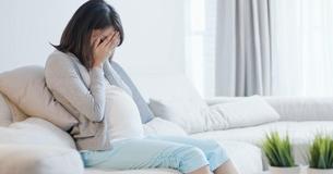 Man Asks If He's The Jerk For Telling His Scared Pregnant Wife That His Mom Had No Issues Delivering 10-Pound Babies