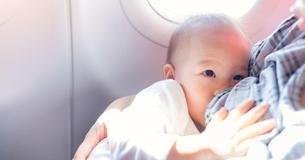 Une mère débourse de l'argent pour réserver un billet d'avion pour un mariage à destination et découvre que le bébé qu'elle allaite n'est pas le bienvenu.