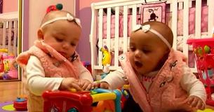 Bi-etnische tweeling geboren met een verschillende huidskleur is vijf jaar oud en ziet er schattig uit