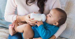 Vrouw belt haar zus om te babysitten omdat "niemand anders kan", maar wanneer ze aankomt, ziet ze dat de vader gewoon thuis is