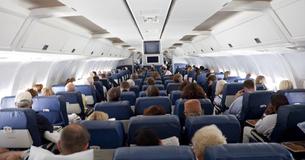Un passager entend le chuchotement de deux soldats dans un avion et se rend aussi vite que possible auprès de l'hôtesse de l'air
