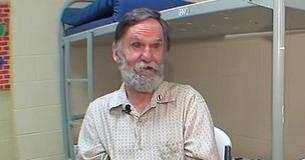 Un homme de 62 ans est sans abri depuis des années jusqu'à ce que la police trouve un ancien compte bancaire à son nom