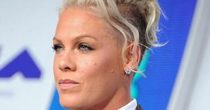 P!nk biedt aan om de boetes die de dames van een handbalteam hadden gekregen voor het weigeren om een bikinibroekje te dragen, te betalen