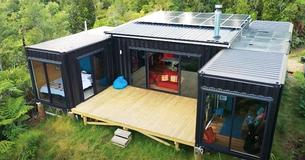 Frau verwendet fünf 6-Meter-Schiffscontainer, um ein außergewöhnliches netzunabhängiges Haus zu bauen