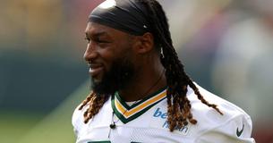 Grandma Doesn’t Realize The Nice Stranger Helping Her At Airport Is NFL Player