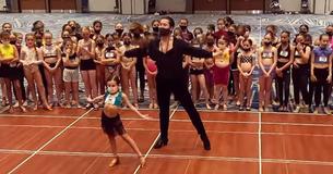 Valentin Chmerkovskiy elige a una diminuta niña como pareja de baile sin esperar que se mueva mejor que él