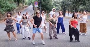 Senioren machen sich locker mit Old-School-Moves zu Klassikern der Bee Gees