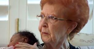 Une compagnie aérienne ne veut pas laisser un père et son bébé prendre un vol, une femme âgée dit alors qu'elle va les ramener à la maison avec elle