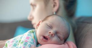 Un mari exige de sa femme qu'elle arrête de s'habiller comme une maman après avoir eu un bébé