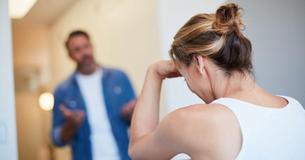 Ehemann sagt seiner Frau, mit der er seit sieben Jahren verheiratet ist, dass sie sich einen Job suchen soll, wenn sie ihren teuren Lebensstil beibehalten will