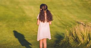 Une mère exclut sa belle-fille de la photo de famille parce qu'elle est noire et se dit surprise par la réaction du public