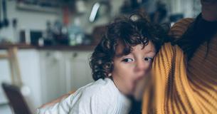 Une femme en colère après que sa sœur a allaité son fils de 6 ans pendant un important dîner de famille