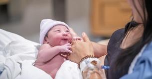 Une femme n'autorise pas le père à rencontrer son bébé après avoir manqué l'accouchement pendant qu'il la trompait avec son ex