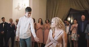 Le petit frère de la mariée tend la main pour demander une danse et vole la vedette