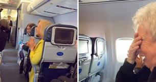 Un pilote appelle une femme âgée dans l'intercom de l'avion, la faisant pleurer alors qu'il quitte le cockpit pour venir à sa place