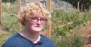 Tiener hoopt een liefdevolle thuis te vinden nadat een 7-jarige adoptie ten einde komt