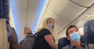Madre e hija fueron expulsadas de un avión por gritarles a los pasajeros para que les cedieran sus asientos