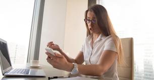 Une femme célibataire de 20 ans veut savoir si elle a tort de ne pas faire don de ses jours de vacances à une collègue enceinte