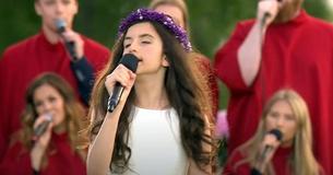 Girl Sings So Similarly To Elvis — Viewers Can't Tell Difference While Listening With Eyes Closed