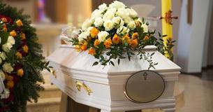 Un petit-fils oppose son refus de laisser les fils issus du premier mariage de son grand-père d'assister à ses funérailles.