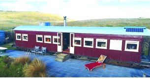 Una mujer restaura un viejo vagón de ferrocarril y lo convierte en una impresionante casa aislada con unas vistas impresionantes