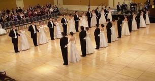 Seize couples se distinguent par leur performance de Polka en salle de bal comme le voulait la tradition