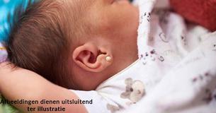 Vader verwijdert boos de oorbelletjes uit de oren van zijn dochtertje nadat zijn vrouw stiekem gaatjes in haar oortjes had laten schieten