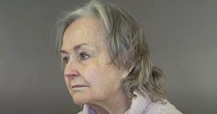 Une retraitée de 80 ans reçoit une métamorphose qui transforme son apparence et sa vie
