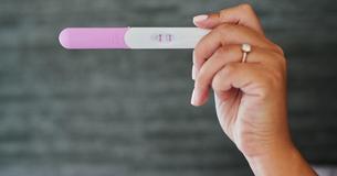 Trauernde Mutter erfährt bei Beerdigung ihres tot geborenen Babys versehentlich, dass ihre Schwester schwanger ist