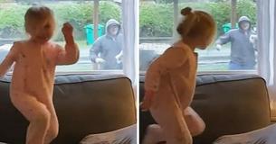 Le facteur s'arrête pour danser avec une adorable petite fille qui ne manque jamais de l'attendre