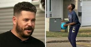 Un adolescent pense que son voisin frappe à sa porte pour l'interpeller en raison du bruit qu'il provoque, mais il reçoit une carte en main