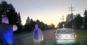 Tout va de travers : La police arrête un homme en excès de vitesse et finit par l'aider à brancher une nouvelle télévision