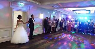 Un couple à un mariage exécute une valse élégante comme première danse