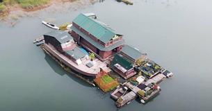 Un homme construit une maison sur une île complètement autonome avec des matériaux récupérés