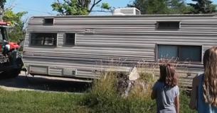 Una niña de 11 años compró una vieja furgoneta por 400 dólares y la convirtió en una casita adorable