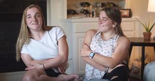 Des jumelles autrefois conjointes affirment que leur vie d'adolescentes est tout à fait normale après près de dix ans d'intervention chirurgicale
