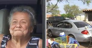 Une femme âgée vit dans sa voiture devant sa maison jusqu'à ce que ses voisins prennent connaissance de ses problèmes
