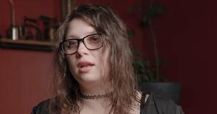 Une femme a eu son premier enfant à l'adolescence et attend maintenant son douzième. Elle n'utilise pas de contraception hormonale