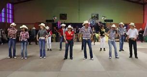 Mann in blauer Jeans stiehlt die Show mit bemerkenswerter "Footloose"-Linedance-Performance