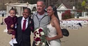 Tom Hanks platzt uneingeladen in eine Hochzeit am kalifornischen Strand