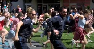 Plus de 100 élèves dansent sur « Uptown Funk » de Bruno Mars, rejoints par des policiers qui se prêtent au jeu et font des mouvements